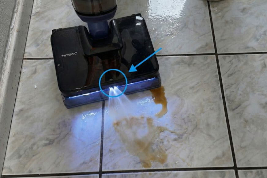 HydroBurst im Einsatz auf einem punktuellen Fleck - zeigt gezielte Reinigung ohne langes Schrubben.